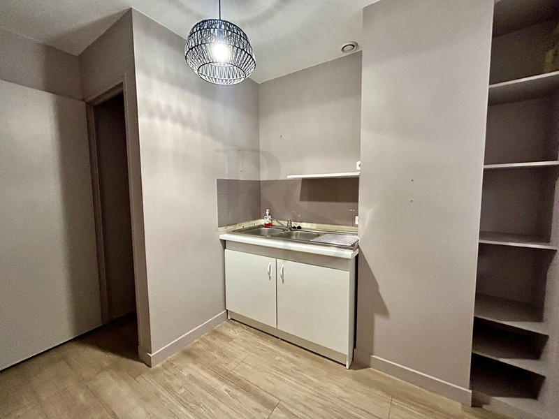 Local commercial - 150 m² - 6 pièces