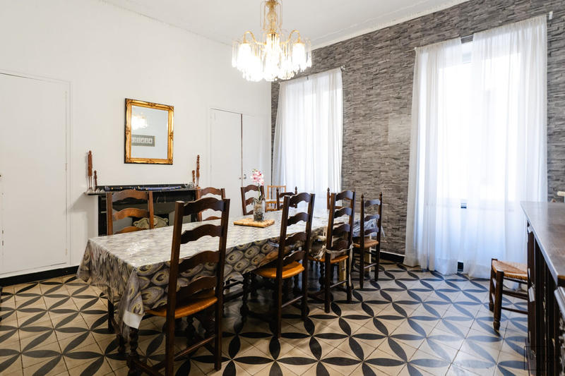 Maison - 349 m² - 12 pièces