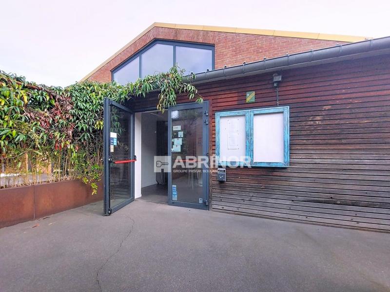 Services - 220 m² - 4 pièces