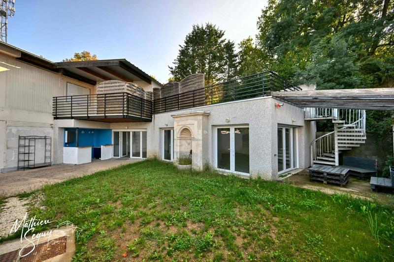 Maison - 274 m² - 9 pièces