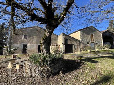 Propriété - 207 m² - 6 pièces