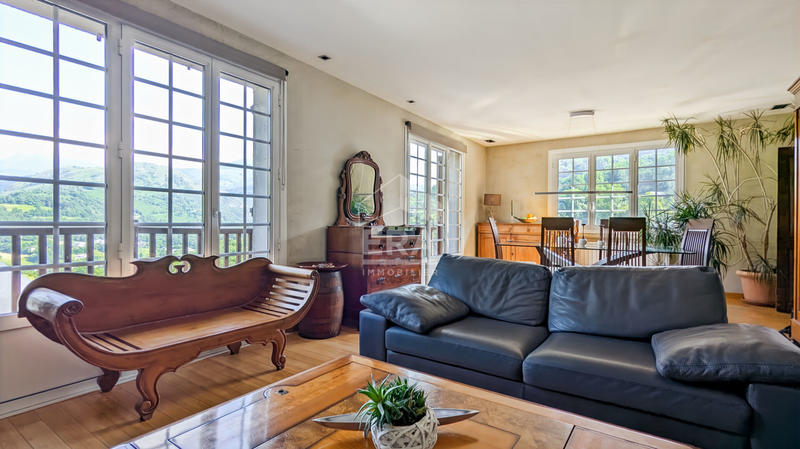 Maison - 225 m² - 9 pièces