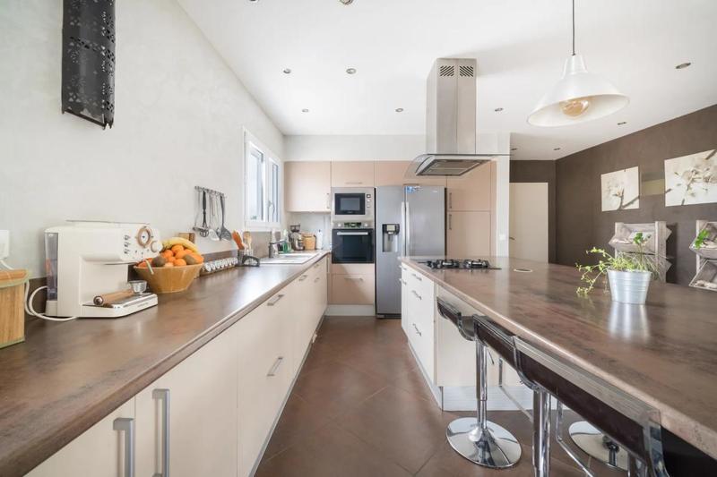 Maison - 240 m² - 9 pièces