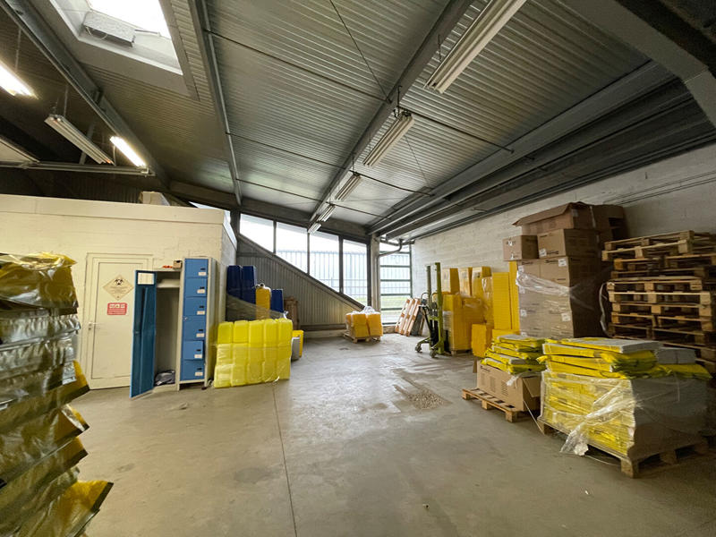 Local d'activité / Entrepôt - 216 m²