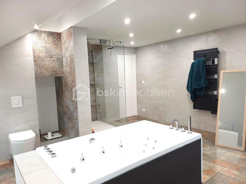 Maison - 243 m² - 8 pièces