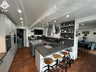 Maison - 250 m² - 8 pièces