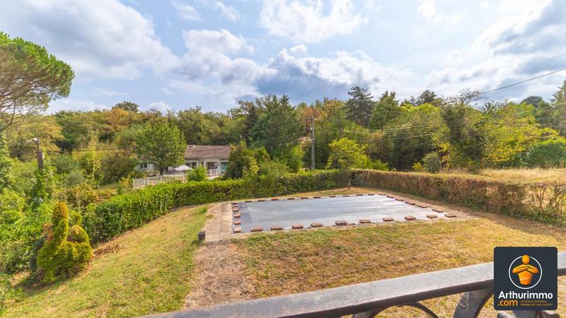 Maison - 240 m² - 8 pièces