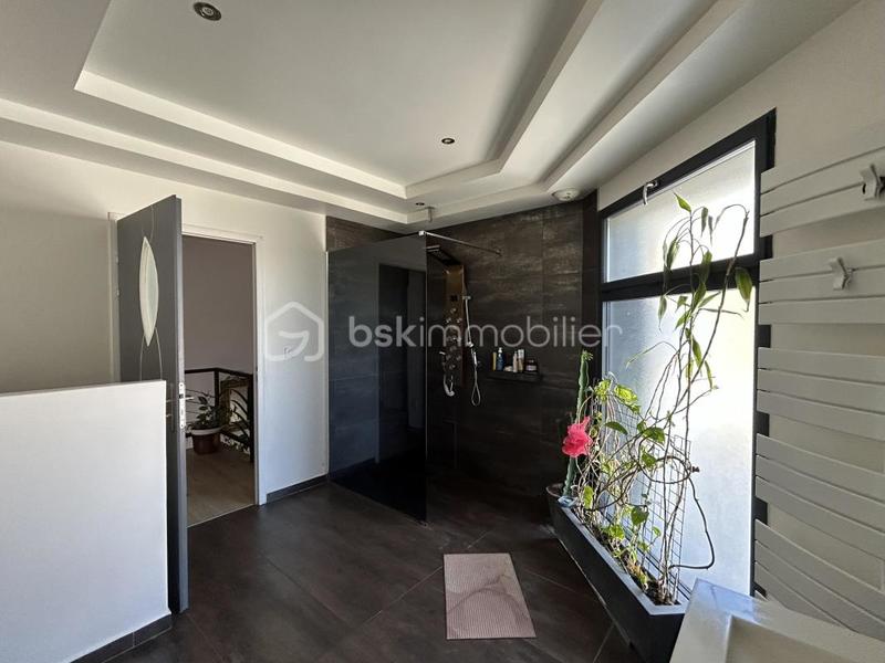 Maison - 217 m² - 8 pièces