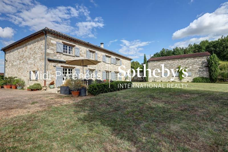 Maison - 288 m² - 12 pièces