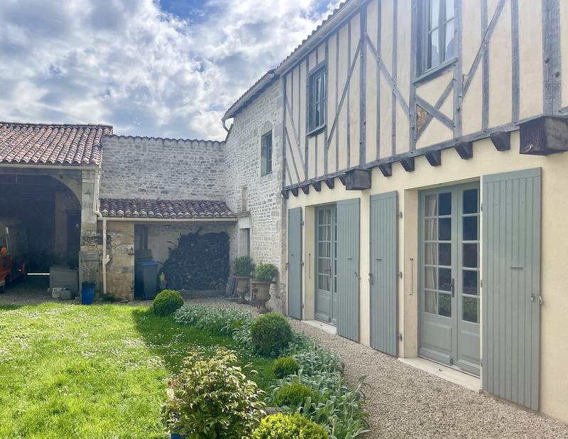 Maison - 220 m² - 6 pièces