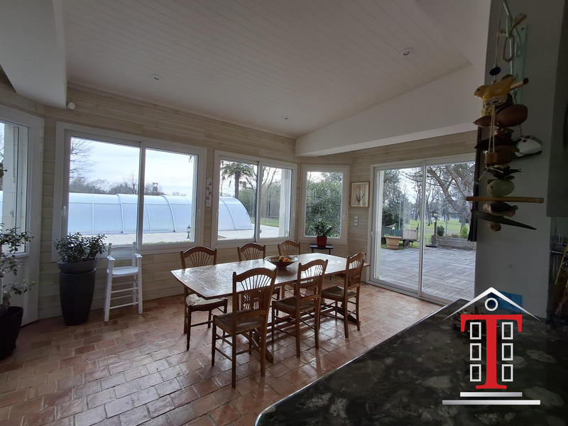 Maison traditionnelle - 240 m² - 8 pièces