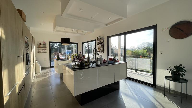 Maison contemporaine - 242 m² - 10 pièces