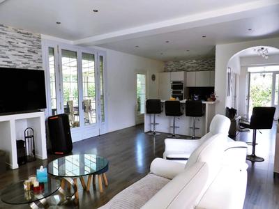 Maison - 220 m² - 8 pièces