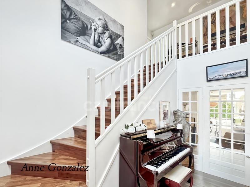 Maison - 233 m² - 9 pièces