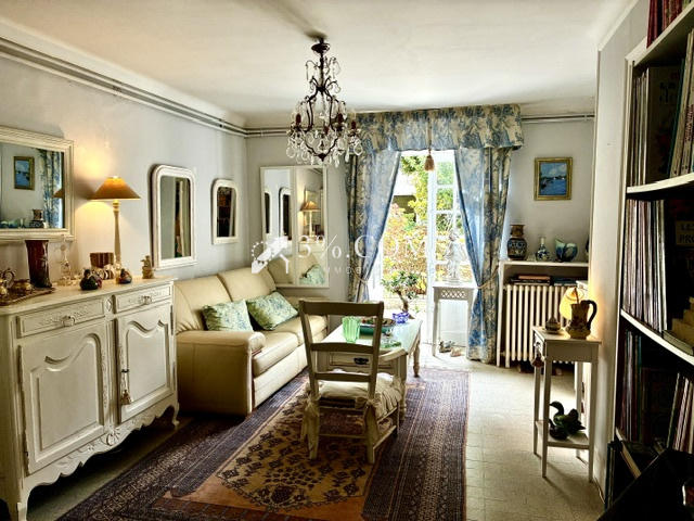 Demeure - 228 m² - 9 pièces