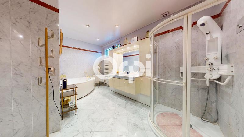 Maison - 230 m² - 8 pièces