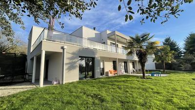 Maison contemporaine - 242 m² - 10 pièces