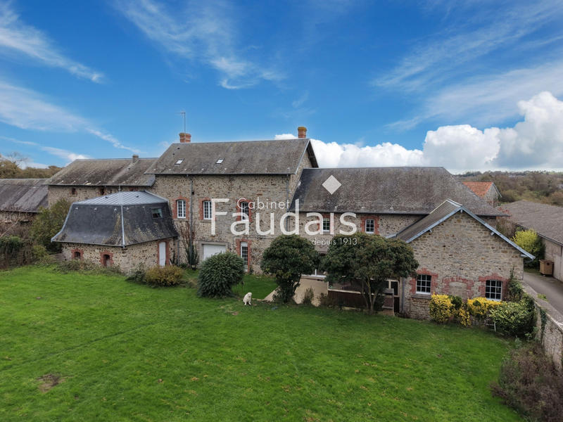 Maison - 382 m² - 13 pièces