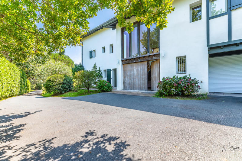 Maison - 329 m² - 8 pièces