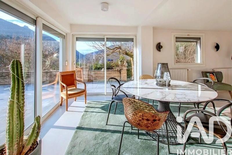 Maison - 243 m² - 9 pièces