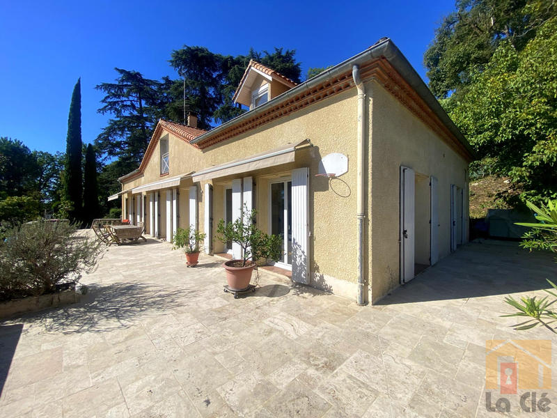 Maison - 270 m² - 9 pièces