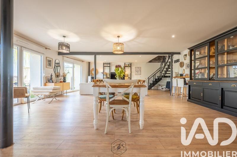 Maison - 230 m² - 7 pièces