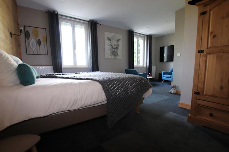 Maison - 1 300 m² - 40 pièces