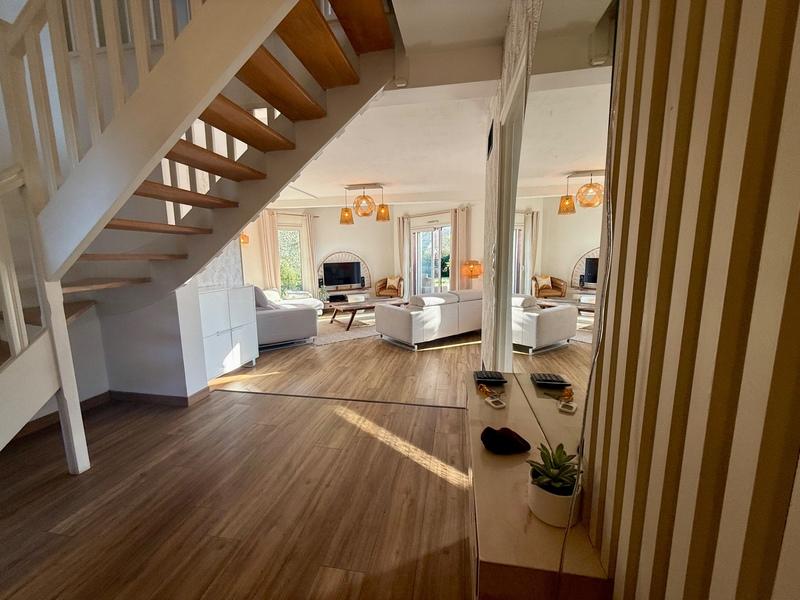 Maison - 200 m² - 10 pièces