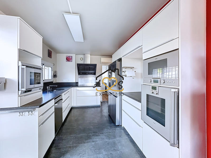 Maison - 263 m² - 11 pièces