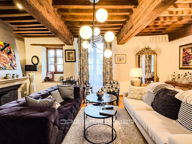 Maison - 242 m² - 12 pièces