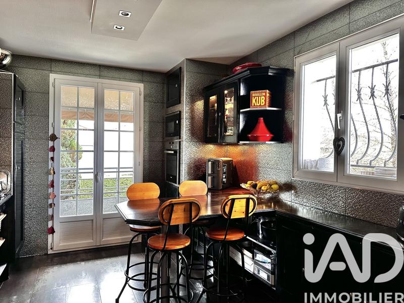 Maison - 300 m² - 8 pièces