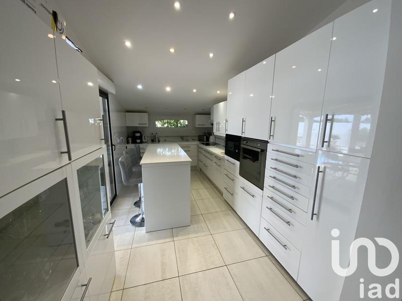 Maison - 230 m² - 8 pièces