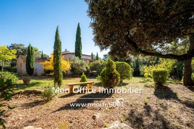 Maison - 225 m² - 9 pièces