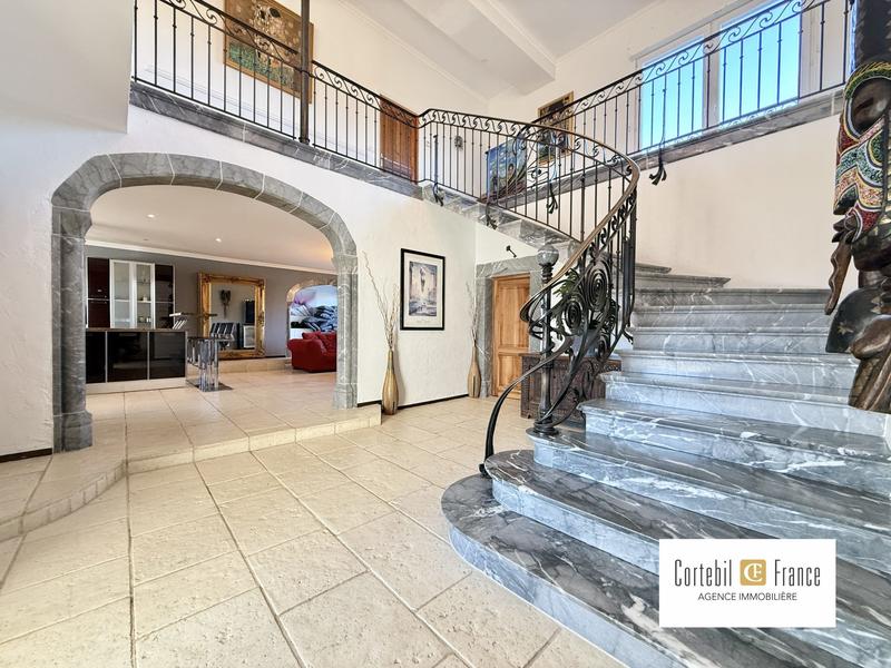 Maison - 512 m² - 11 pièces