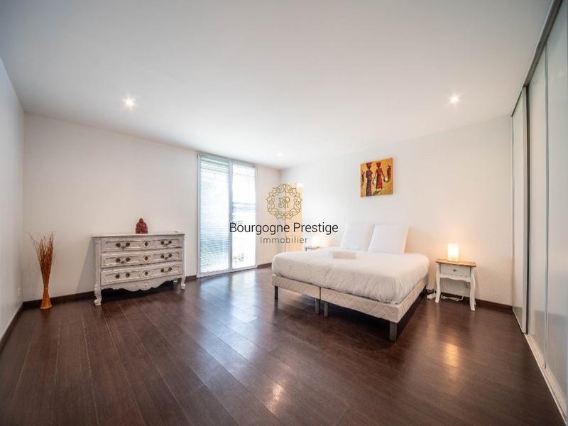 Propriété - 322 m² - 9 pièces