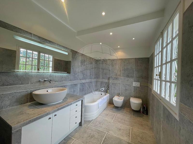 Propriété - 385 m² - 8 pièces