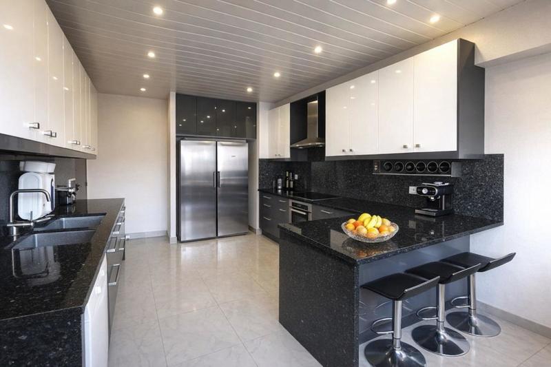 Maison - 280 m² - 10 pièces