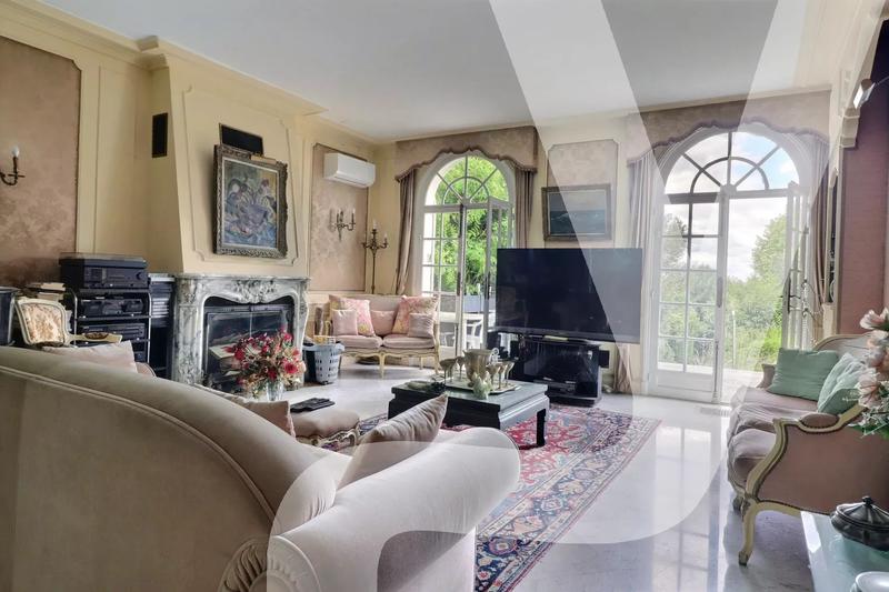 Maison de ville - 325 m² - 11 pièces