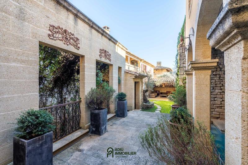 Propriété - 377 m² - 9 pièces