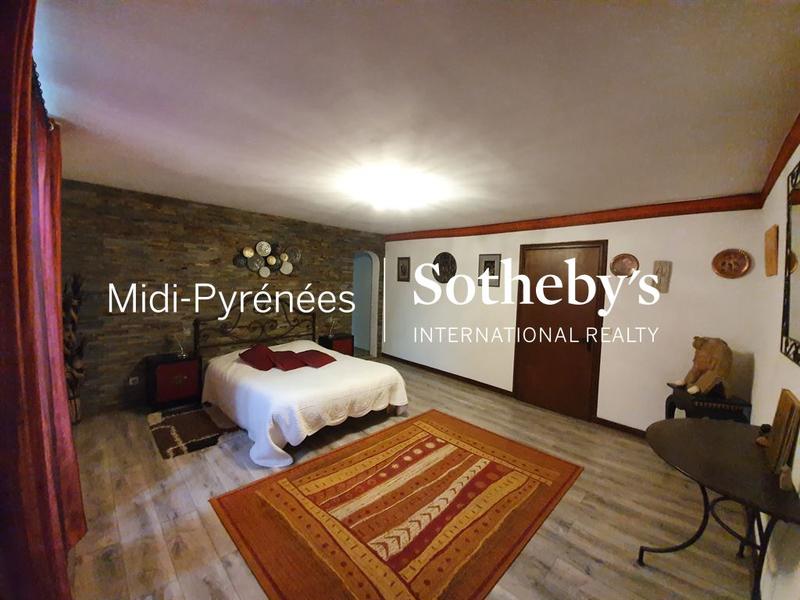 Propriété - 661 m² - 16 pièces