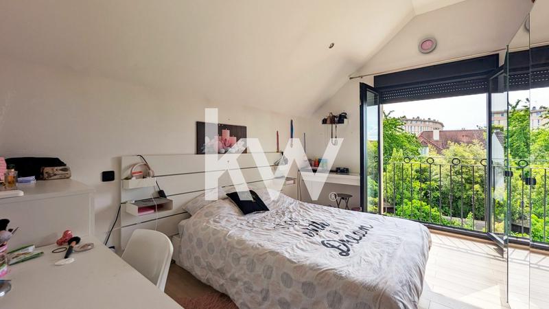 Maison - 251 m² - 9 pièces