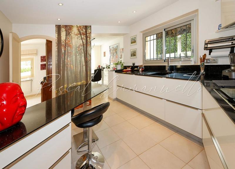 Maison - 300 m² - 6 pièces