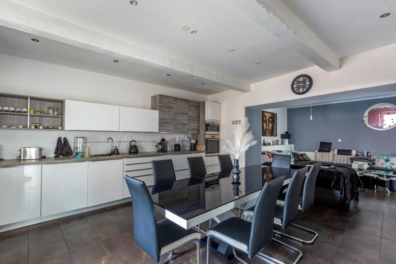 Maison - 237 m² - 7 pièces