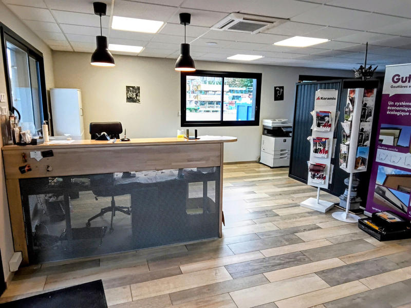 Local commercial - 2 200 m² - 3 pièces