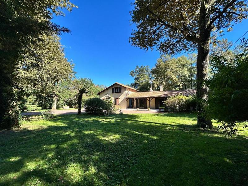 Propriété - 208 m² - 6 pièces