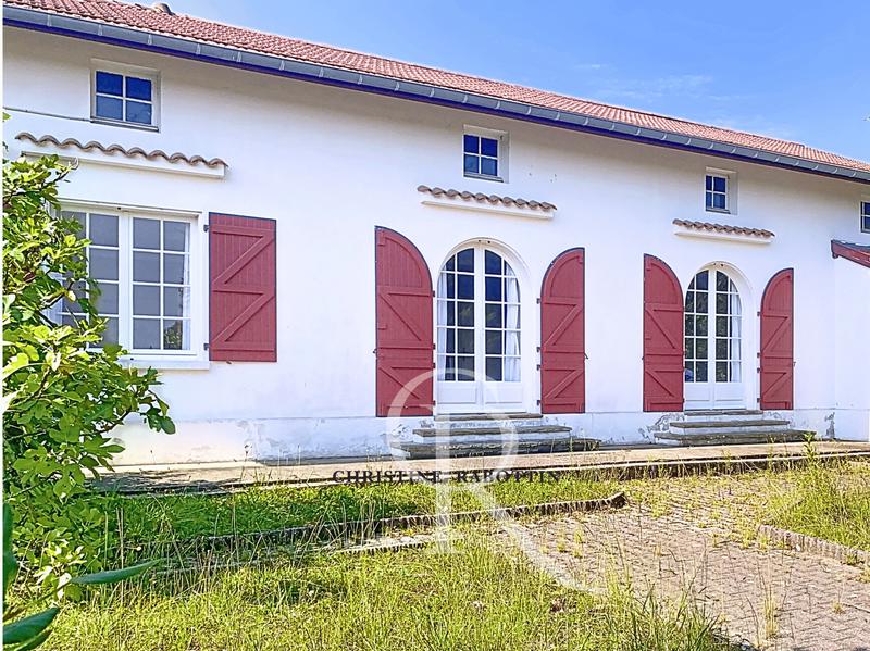 Maison - 285 m² - 10 pièces