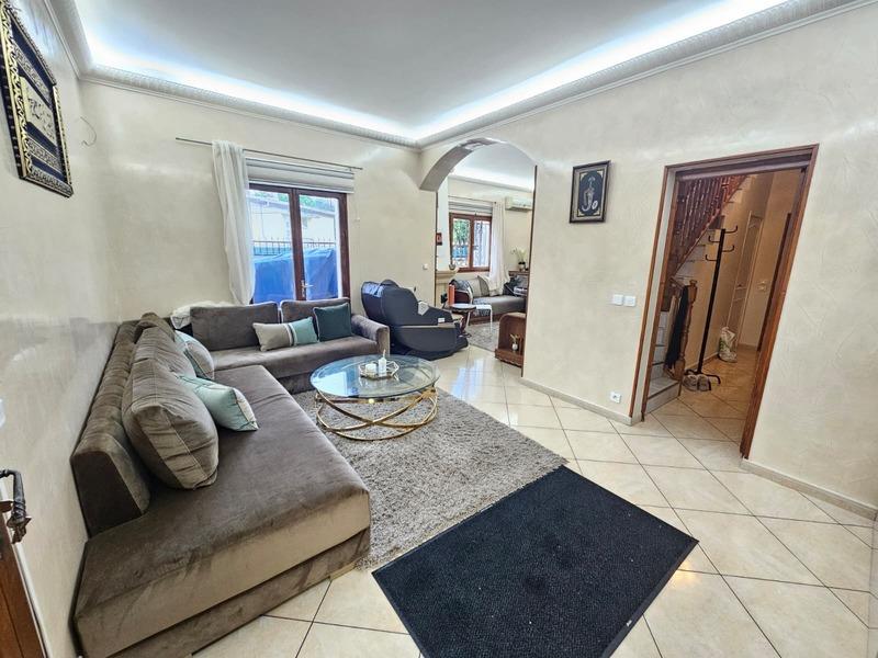 Maison - 270 m² - 15 pièces