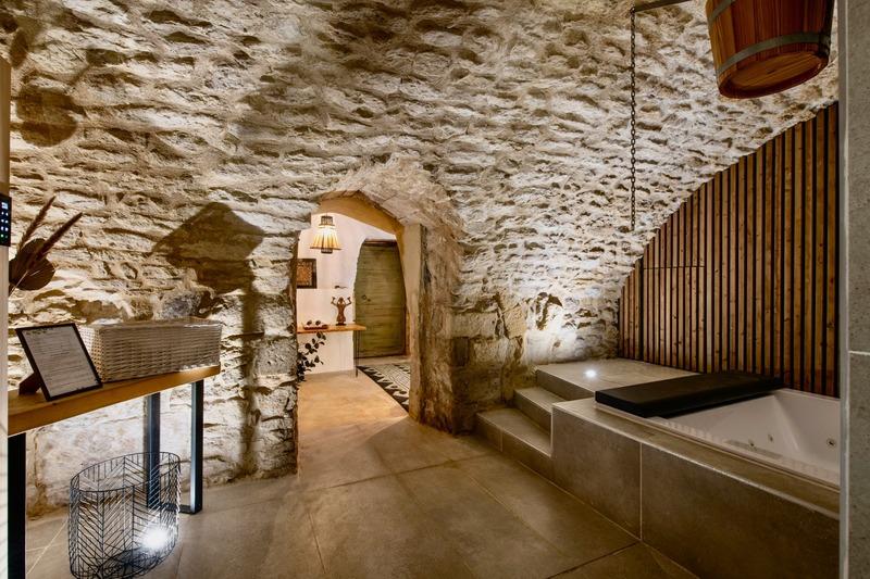 Maison - 440 m² - 12 pièces