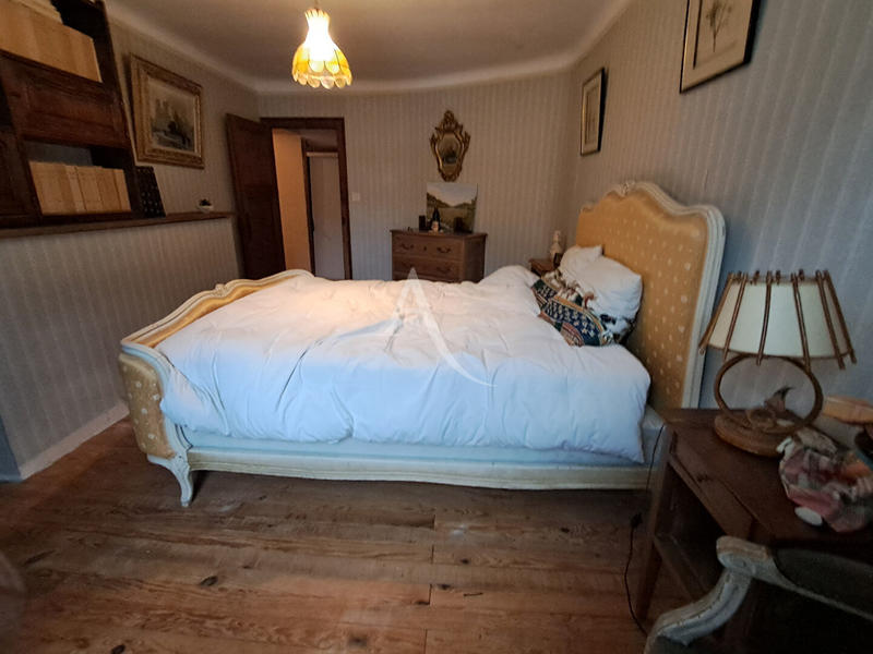 Maison - 305 m² - 10 pièces