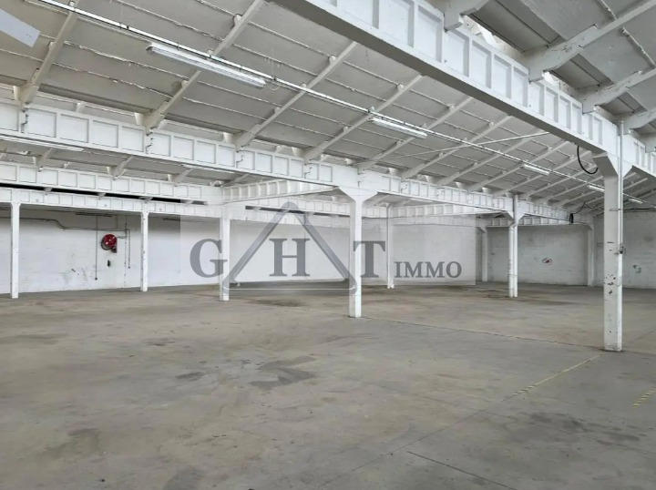 Entrepôt - 2 200 m²